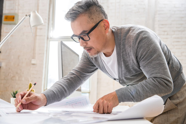 画图纸的资深设计师图片下载