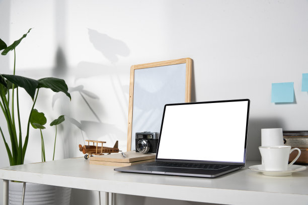 居家办公桌上的笔记本电脑图片下载