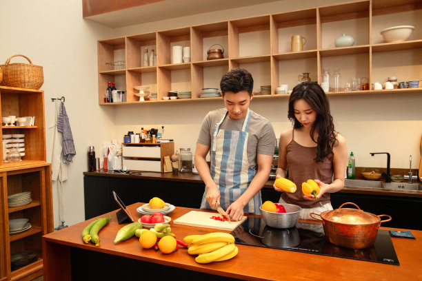 青年夫妇在家做饭图片下载