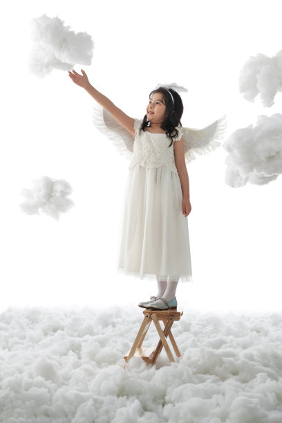 站在梯子上玩耍的小天使图片下载