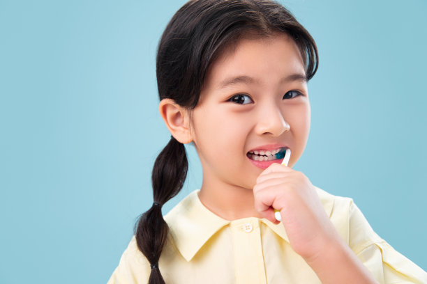 拿着牙刷刷牙的小女孩图片下载