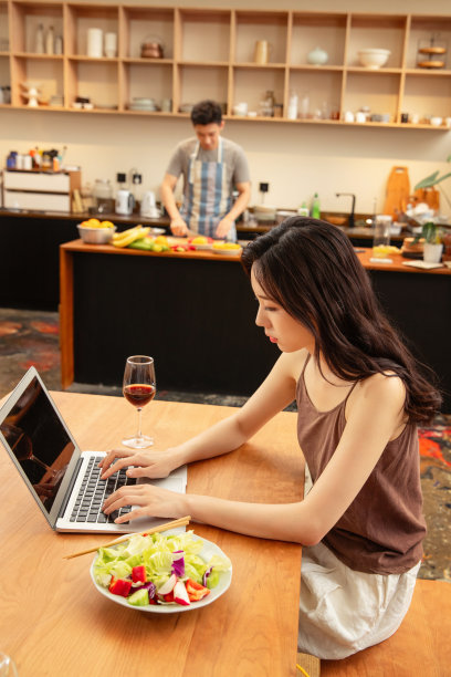 年轻夫妇的居家生活图片下载