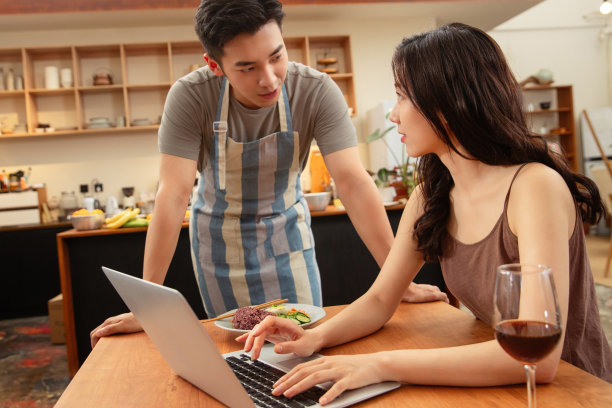 年轻夫妇的居家生活图片下载