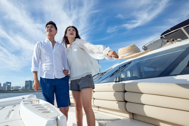 浪漫的青年夫妇乘坐游艇出海图片下载