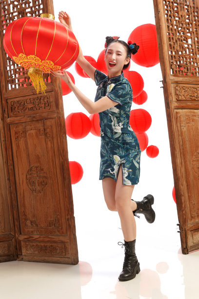 快乐女人拿着红灯笼过新年图片下载