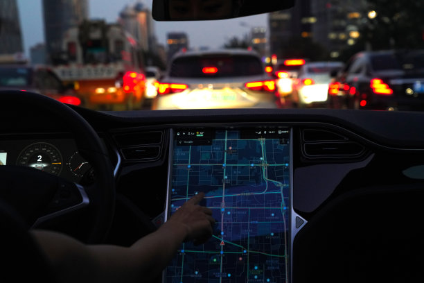 汽车驾驶时屏幕上显示的实时路况图片下载