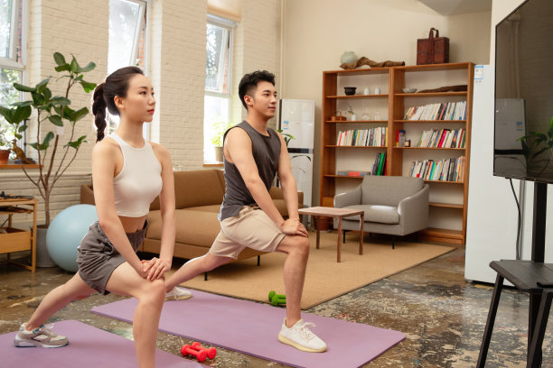 青年夫妇在家健身图片下载