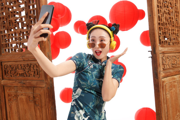 快乐女人用手机照相图片下载