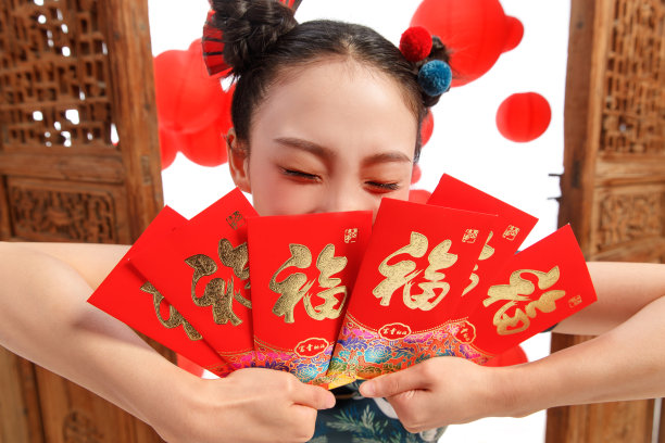 新年拿着红包的快乐女人图片下载