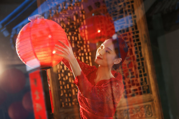 年轻女人过年挂红灯笼图片下载