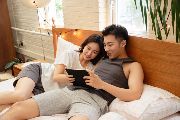 青年夫妇的家居生活图片下载