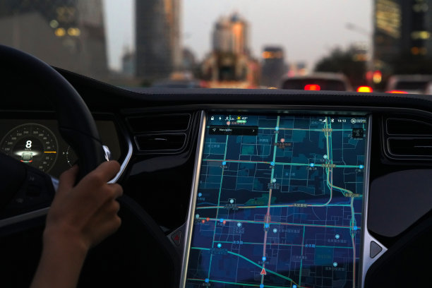 驶驾汽车时屏幕显示实时路况图片下载