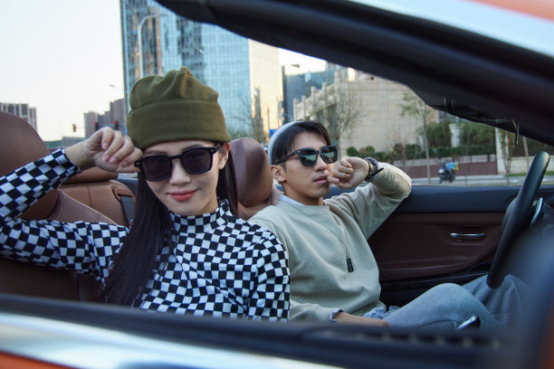 青年情侣驾驶跑车出行图片下载