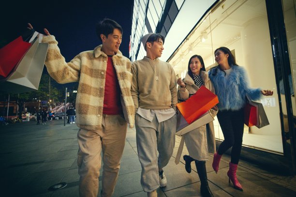 快乐的青年朋友逛街图片下载