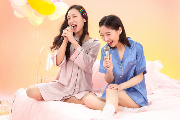 闺蜜在家唱卡拉OK图片下载