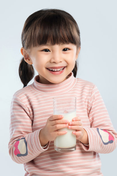 可爱的小女孩喝牛奶图片下载
