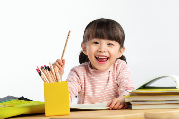 可爱的小女孩写作业图片下载