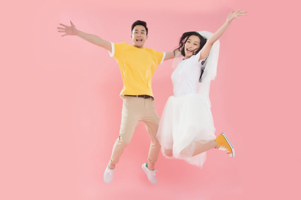 快乐的年轻情侣跳跃图片下载