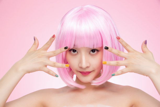 带着假发涂着指甲油的个性女孩图片下载