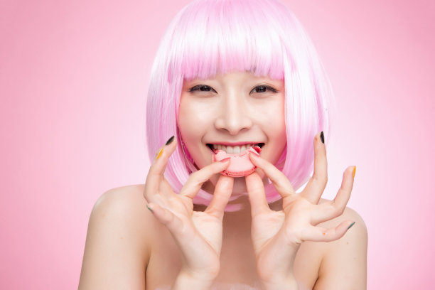 吃马卡龙的快乐女孩图片下载