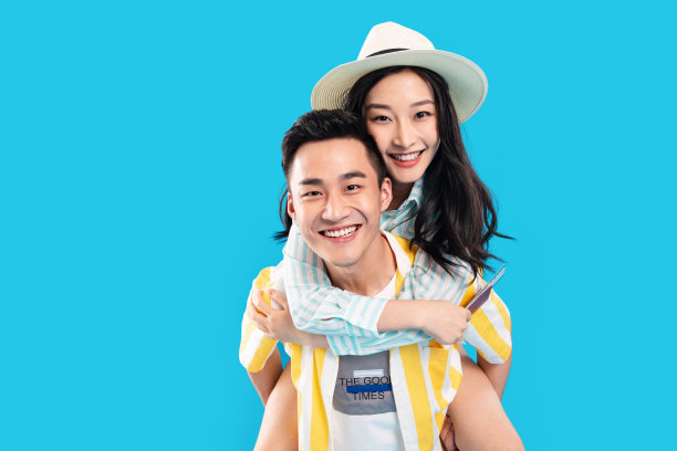 快乐的青年男人背着女朋友去旅游素材图片