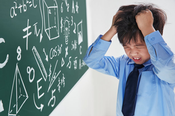 小学男生被数学题难住图片下载