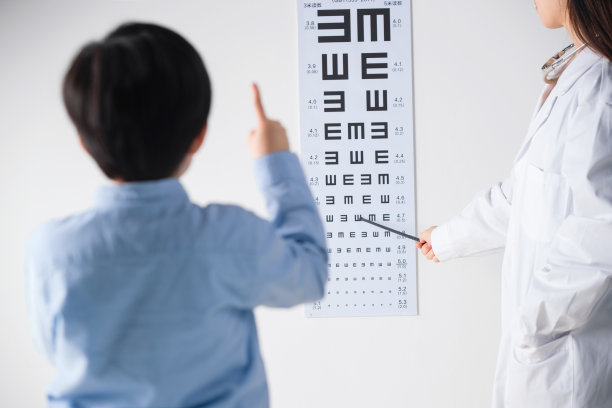 小学男生测视力图片下载