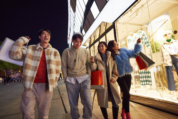 快乐的青年朋友逛街图片下载