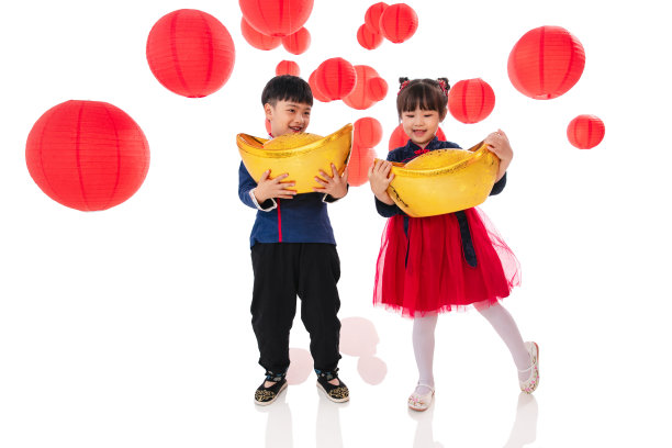 欢乐的男孩女孩抱着金元宝图片下载