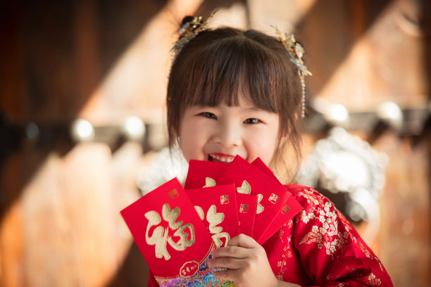 可爱的小女孩拿着红包图片下载