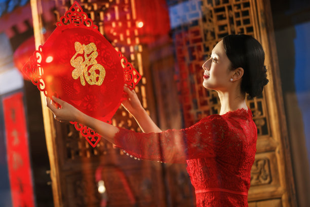 年轻女人过年贴窗花图片下载