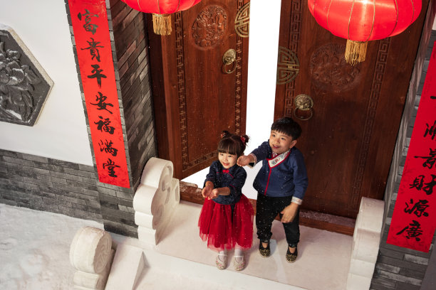 站在庭院门口玩耍的男孩女孩图片下载