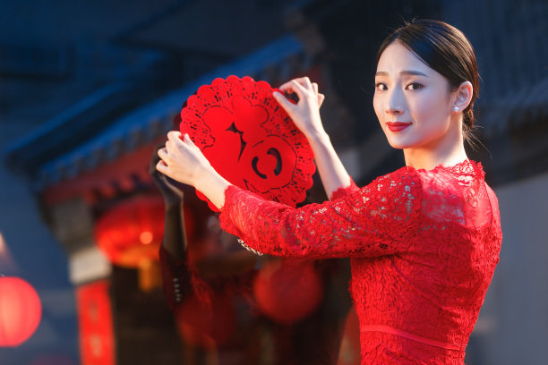 年轻女人过年贴窗花图片下载