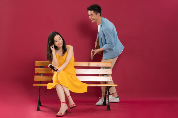 弹吉他的青年男人和听音乐的青年女人图片下载