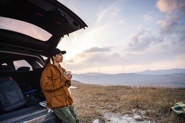 年轻女人自驾游图片下载
