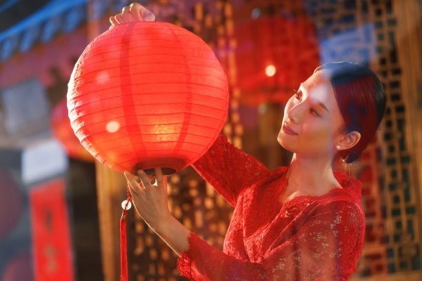 年轻女人过年挂红灯笼图片下载