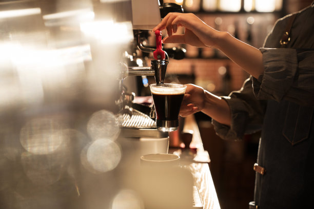 咖啡馆服务员制作咖啡图片下载