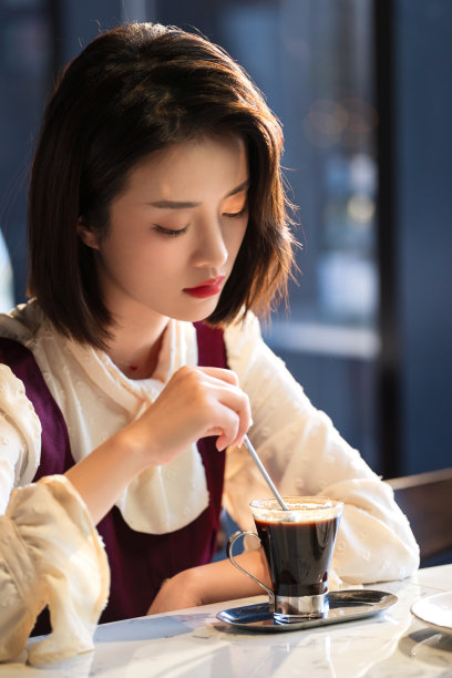 咖啡馆内享受下午茶的青年女人素材图片