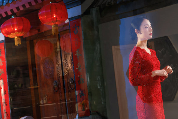 窗前的年轻女人图片下载