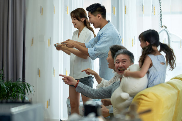 快乐家庭在家玩游戏图片下载