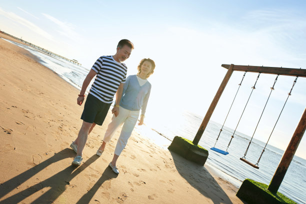 老年夫妇在海边散步图片下载