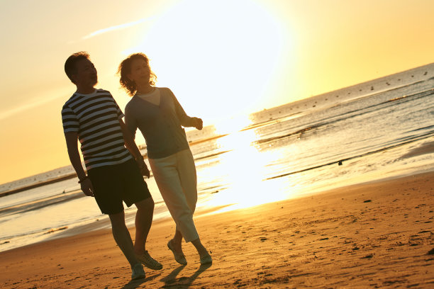 老年夫妇在海边散步图片下载