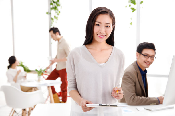 商务男女在办公室工作图片下载