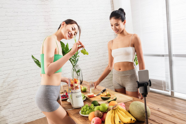 年轻闺蜜在线直播切水果图片下载