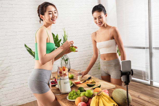 年轻闺蜜在线直播切水果图片下载