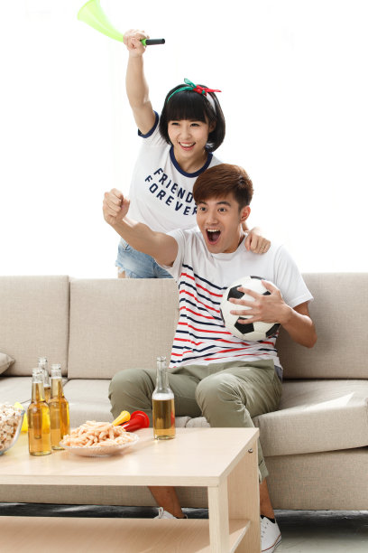 年轻球迷看比赛欢呼呐喊图片下载