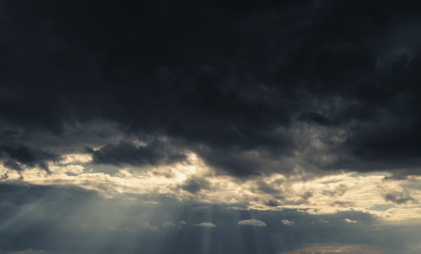 美丽戏剧性的天空和阳光，黑色的轮廓云作为背景图片下载