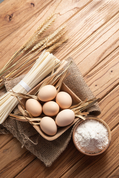 鸡蛋挂面和面粉特写图片下载
