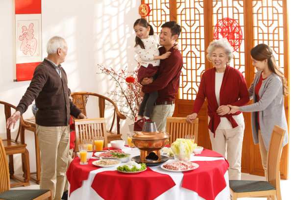 幸福家庭过年吃团圆饭图片下载