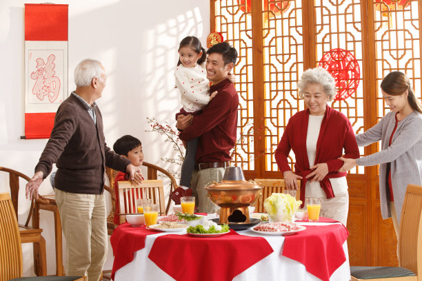 幸福家庭过年吃团圆饭图片下载